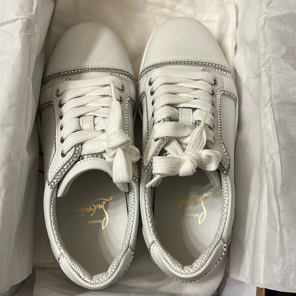 Like new, only worn once, comes with new laces, dust bag and box